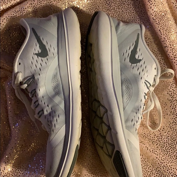 White Nike Women’s Tennies! Size 7.5 - Picture 3 of 5